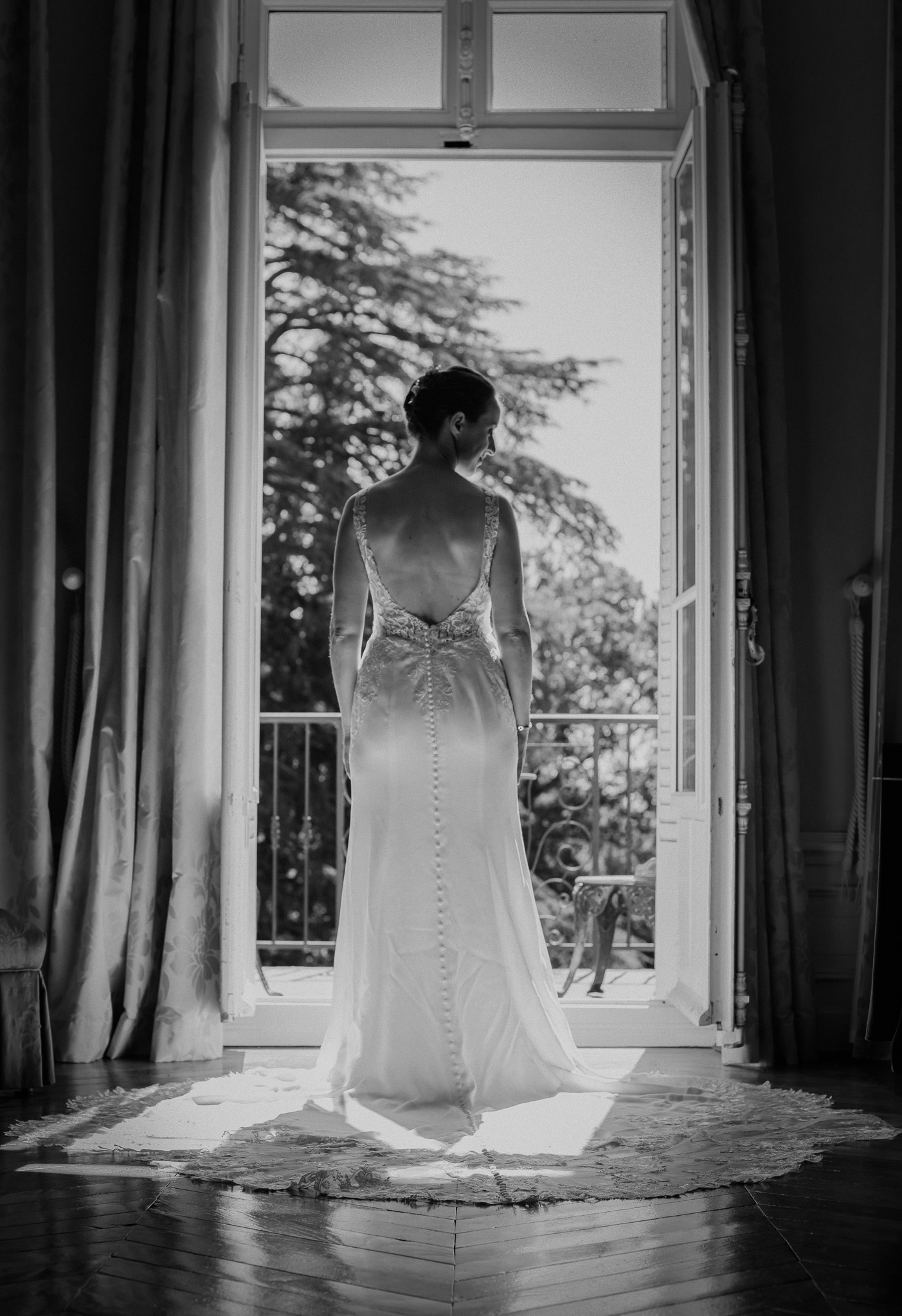 Photographie d'une mariée de dos, en noir et blanc