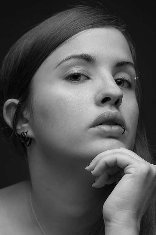 Portrait de femme en noir et blanc