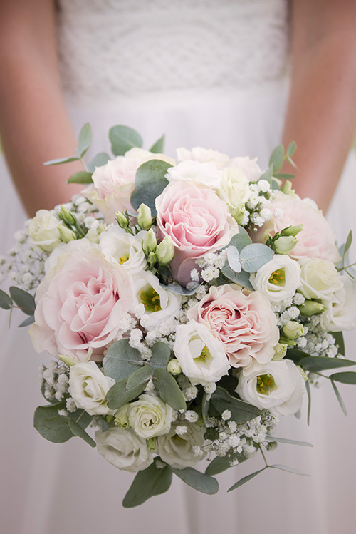 Bouquet de la mariée composé de fleurs blanches et roses